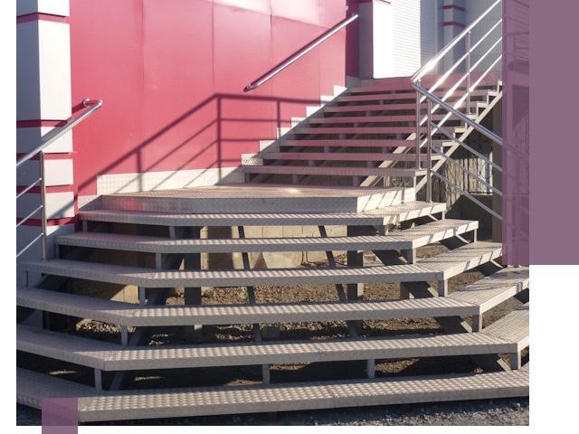 Лестницы для магазина в Петрозаводске — изготовление и монтаж