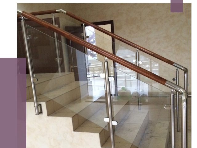 Комбинированные перила из металла и дерева в Петрозаводске